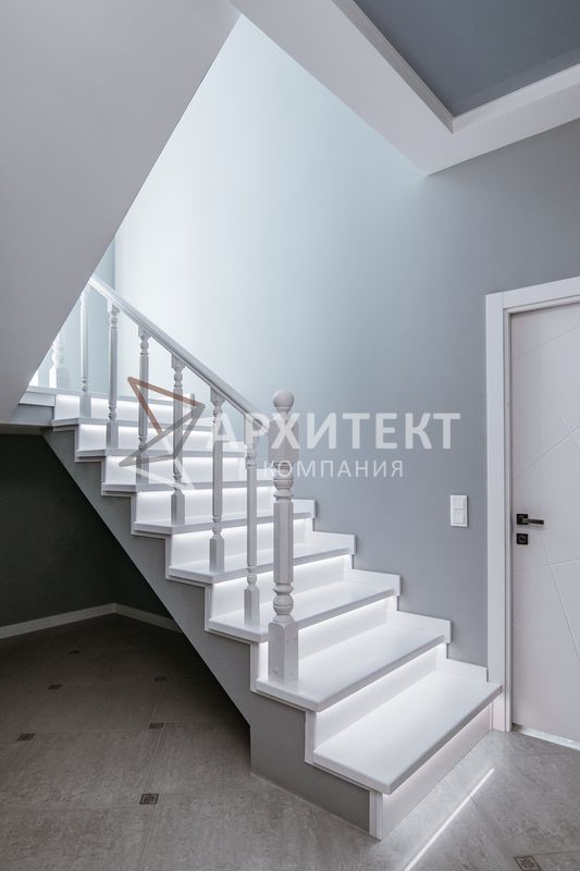 Отделка бетонного оснований лестницы деревом с подсветкой