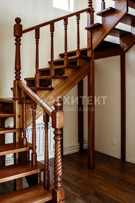 Деревянная лестница из массива сосны П-образная