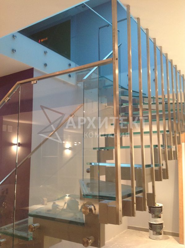 Лестница на металлокаркассе со стеклом и нержавейкой