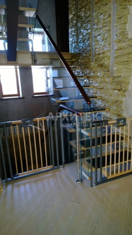 Открытая лестница с комбинированным ограждением