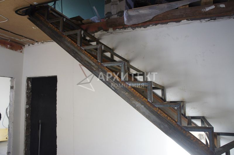 Г-образный черновой металлический каркас лестницы
