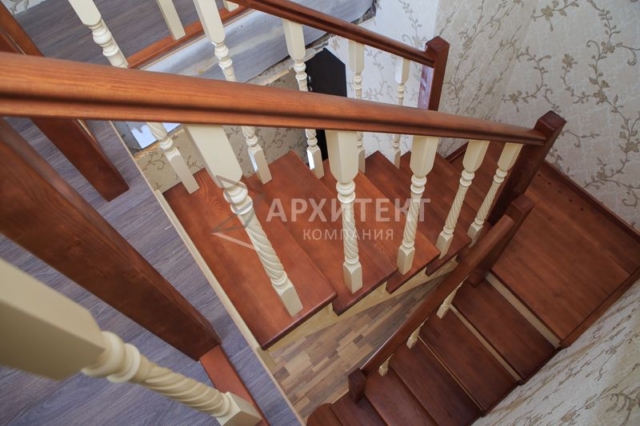 Деревянная лестница из массива сосны с ограждением