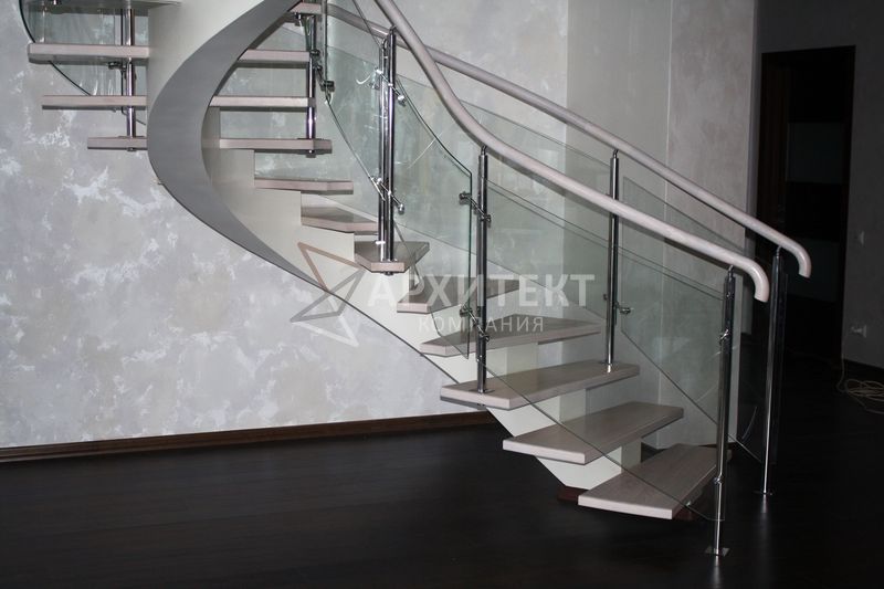 Винтовая лестница на металлическом каркасе с деревом и стеклом
