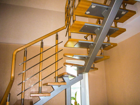Открытая лестница на металлокаркасе